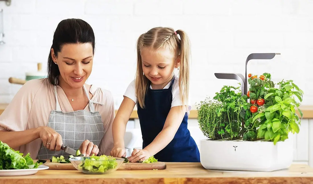 Mère et enfant cuisinant avec des herbes fraîches cultivées dans un potager connecté